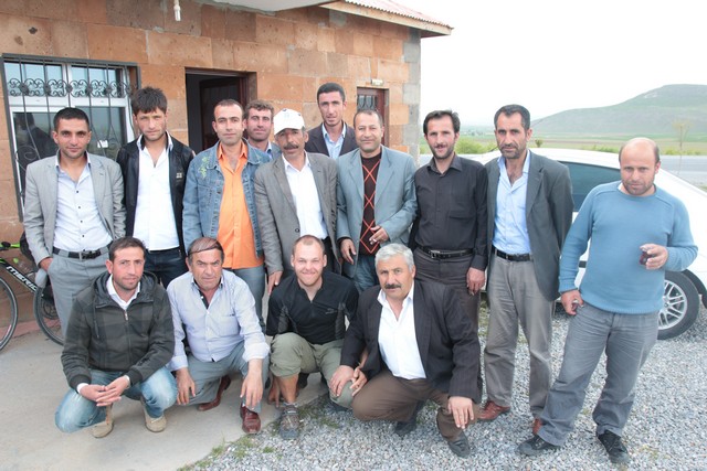 Aus einer kurzen Rast am Wegesrand wird eine ausgedehnte Tee-Pause bei netten Kurden