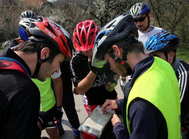 Eine rumänische Radfahrgruppe beratschlagt über den besten Weg in die nächste Stadt.