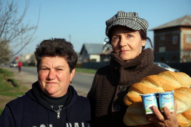 Zwei rumänische Frauen beim Einkauf für das Frühstück am Sonntagmorgen.
