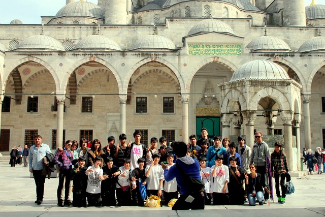 In Istanbul gibt es sehr viele Touristen aus Deutschland und Frankreich. Aber auch viele Asiaten verirren sich in den Innenhof der Sultan-Ahmet-Moschee.