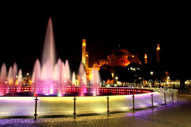 Die Hagia Sofia und ein kitschiger Springbrunnen bei Nacht.