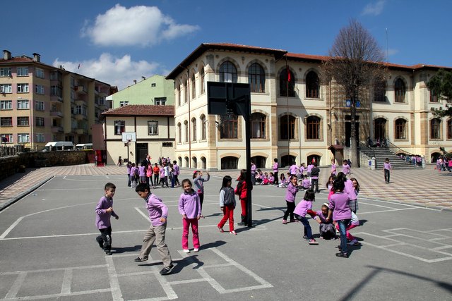 Welch eine Schmach. Sogar die Jungen dieser Schule in Taşköprü müssen violette Uniformen tragen.