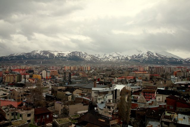 Blick vom Turm der Zitadelle in Erzurum in Richtung der Berge.