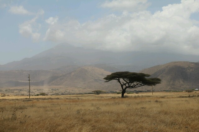 Im Hintergrund der Mount Meru.