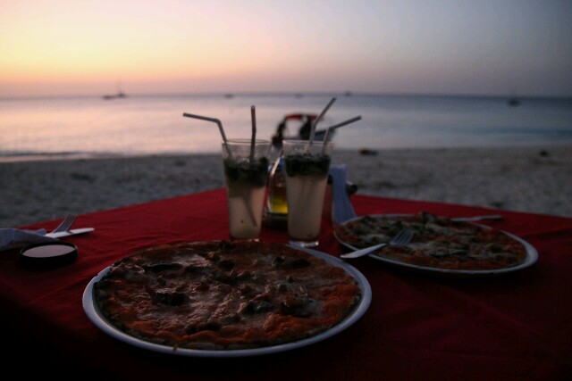 Sonnenuntergangs-Pizza mit Mojito in Nungwi.