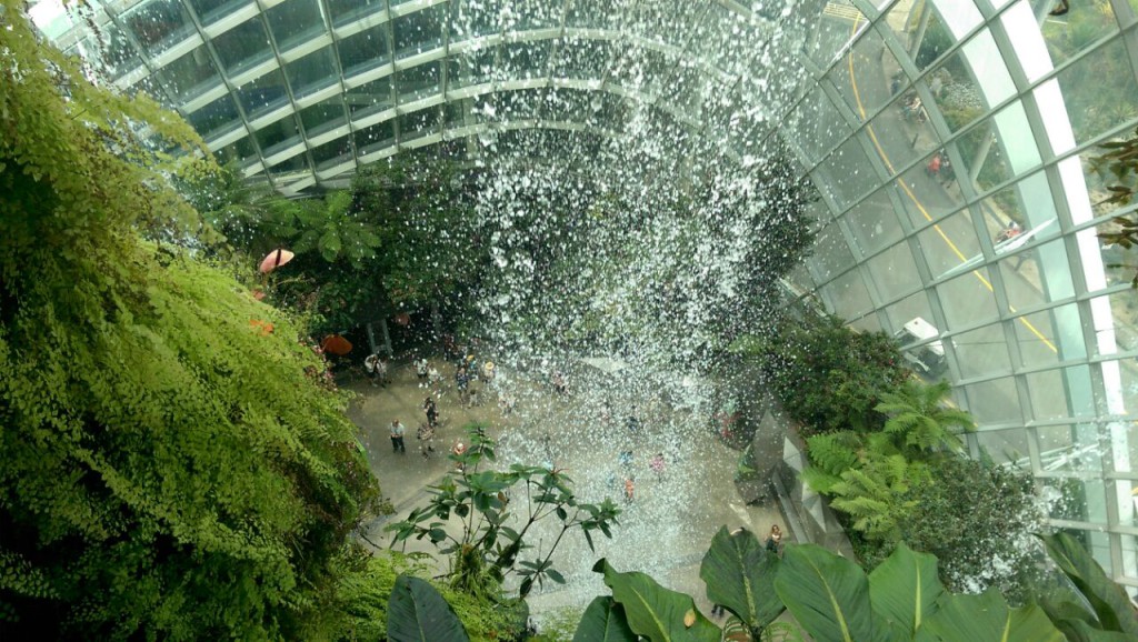 Der höchste Indoor-Wasserfall der Welt in "Gardens by the Bay"