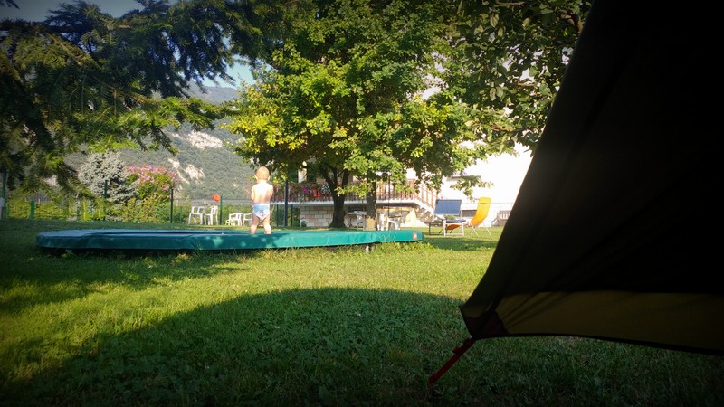Wir dösen noch im Halbschlaf und beobachten den Trampolin-springenden Louis aus dem Zelt.